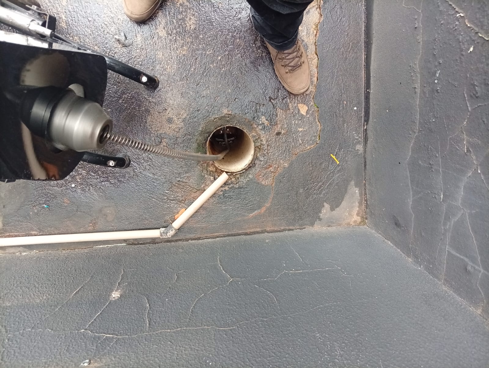Técnico da Clean desentupindo tubulação com máquina rotativa em Marília